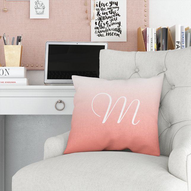 Coral Gradient Ombre Initial Monogram Kissen (Von Creator hochgeladen)