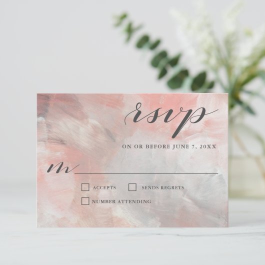 Coral Gray Abstrakt Brushstrokes Wedding RSVP (Stehend Vorderseite)