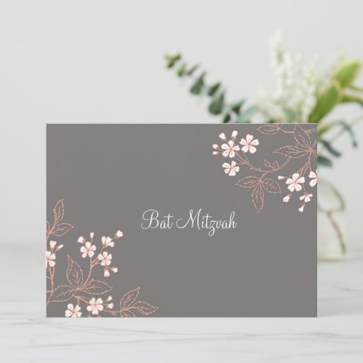 Coral Gray Damask Bat Mitzvah Einladungen (Stehend Vorderseite)