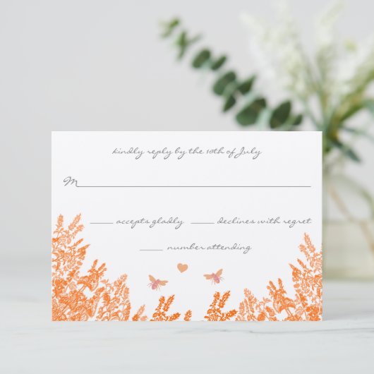 Coral & Gray Wild Blume Bee Wedding RSVP (Stehend Vorderseite)