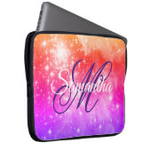 Coral Hot Pink und Lila Celestial Ombre Monogram Laptopschutzhülle (Vorne Rechts)