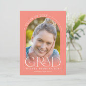 Coral Modern Minimal Arch Foto Grad Party Einladung (Stehend Vorderseite)