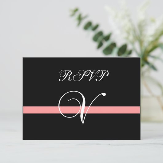 Coral Monogram V Wedding RSVP Card (Stehend Vorderseite)