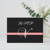 Coral Monogram V Wedding RSVP Card Karte (Stehend Vorderseite)