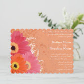 Coral & Orange Gerber Daisy Wedding Einladung (Stehend Vorderseite)