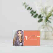 Coral orange Haar Make-up Foto Initial qr Code Visitenkarte (Stehend Vorderseite)