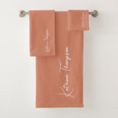 Coral Orange Modern Signature Script Monogram Badhandtuch Set (Insitu)