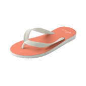 Coral Peach Girly Monogram Name Kinderbadesandalen (Schrägansicht)