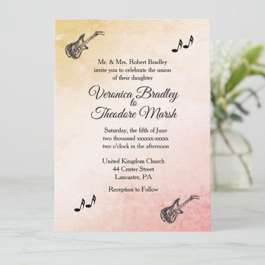 Coral Peach Gitarre Thema Hochzeit Einladung (Stehend Vorderseite)