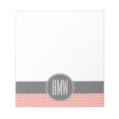 Coral Peach Gray Chevrons Custom Triple Monogram Notizblock (Vorderseite)