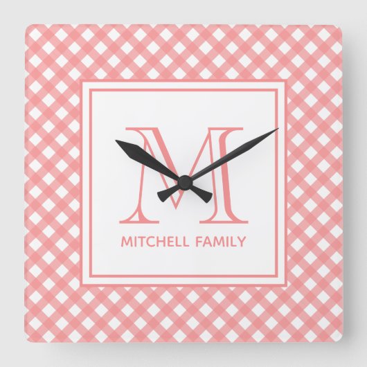 Coral Pink Country Style Gingham Muster Monogram Quadratische Wanduhr (Vorderseite)