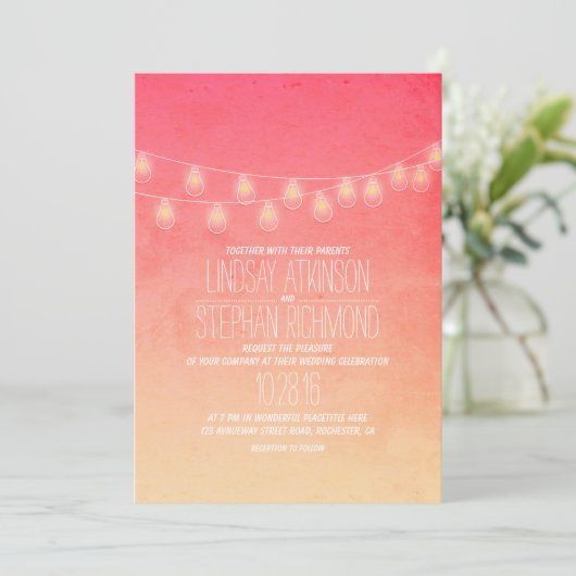 Coral Pink Elegante String Lights Wedites Einladung (Stehend Vorderseite)