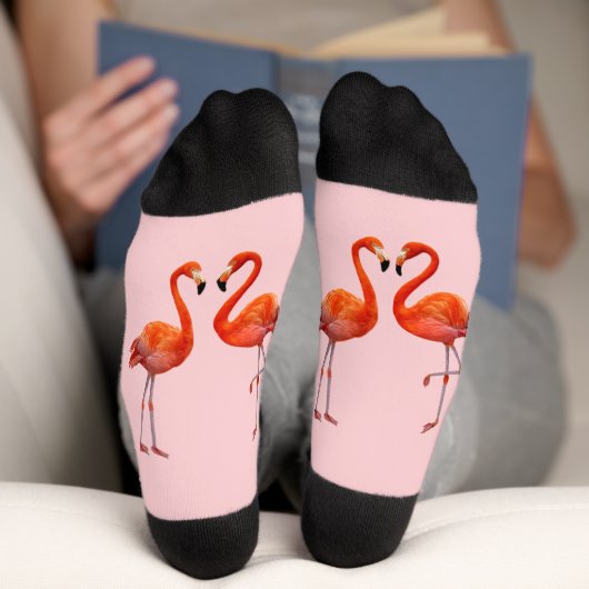 Coral Pink Flamingos auf Light Pink Crew Socken (Unterseite)
