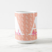 Coral Pink Initial White Letter Script Designer Kaffeetasse (Mittel)