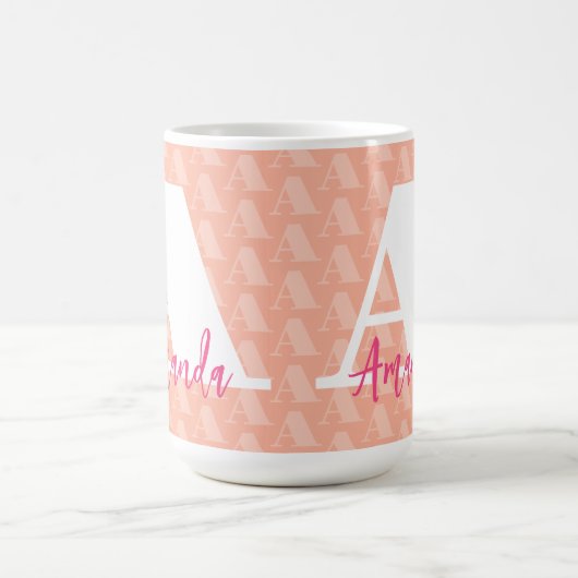 Coral Pink Initial White Letter Script Designer Kaffeetasse (Mittel)