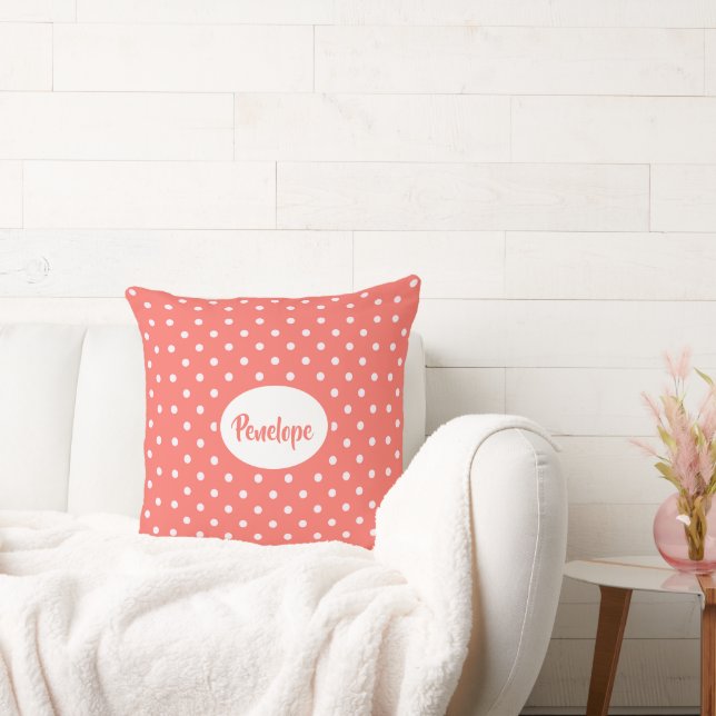 Coral Pink Klasse Polka Dot Muster mit Namen Kissen (Liege)