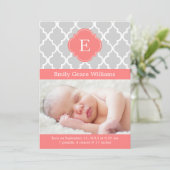 Coral Pink Modern Monogram Custom Foto Baby Birth Ankündigung (Stehend Vorderseite)