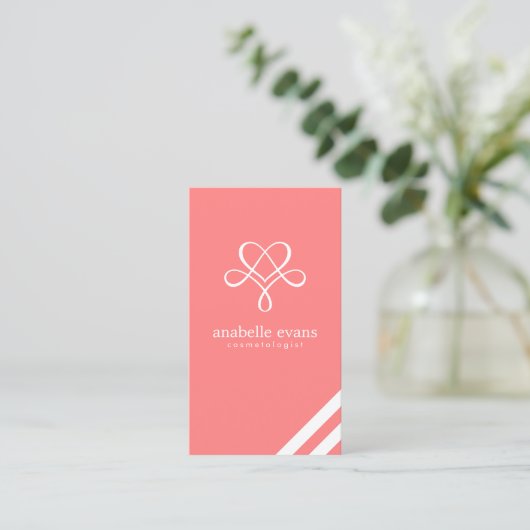 Coral Pink Modernes Herz und Wirbel Visitenkarte (Stehend Vorderseite)