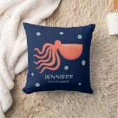 Coral Pink Octopus on Navy – Coastal Sea Design Kissen (Decke)