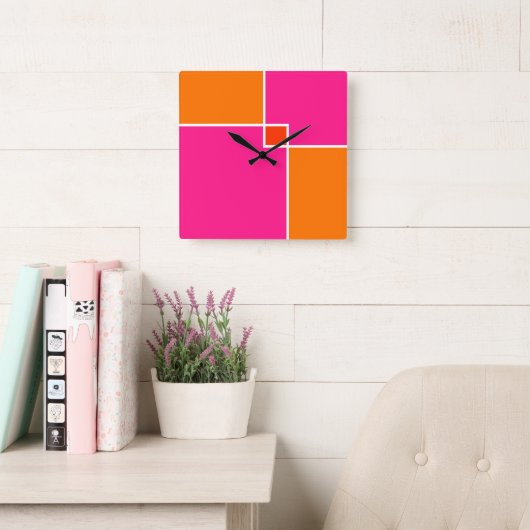 Coral Pink Orange Squares Quadratische Wanduhr (Lesesaal)