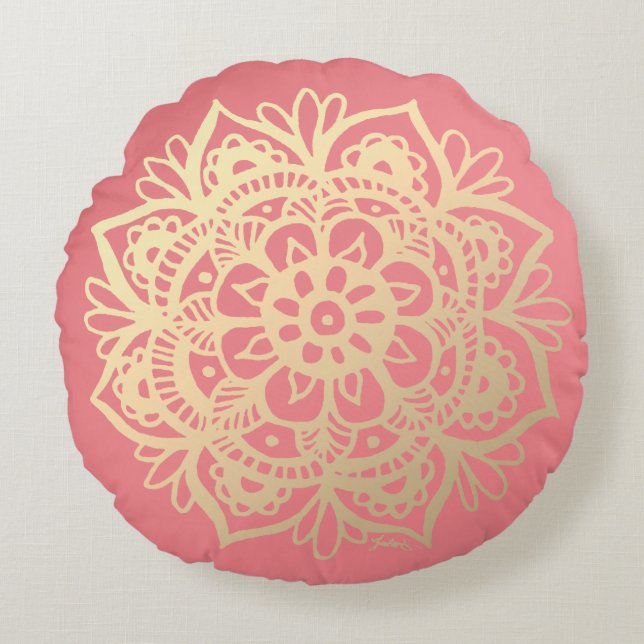 Coral Pink und Gold Mandala Blume Rundes Kissen (Vorderseite)