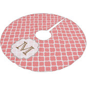 Coral Quarterfoil Latti Monogram Tree Skirt Polyester Weihnachtsbaumdecke (Schrägansicht)
