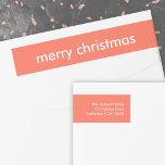 Coral Red Christmas | MINIMALISTISCHE RÜCKSENDEADR<br><div class="desc">Einfache, stilvolle "fröhliche Weihnachten"-Zitat umhüllen das Adressetikett mit moderner Typografie in Weiß auf einem korallenroten Hintergrund in einem minimalistischen skandinavischen Stil. Das Label kann leicht mit Ihrem eigenen Gruß, Rücknamen und Adresse personalisiert werden, um ein wirklich maßgeschneidertes Weihnachtslabel für die festliche Saison zu bilden, das mit unseren passenden Urlaubskarten koordiniert...</div>