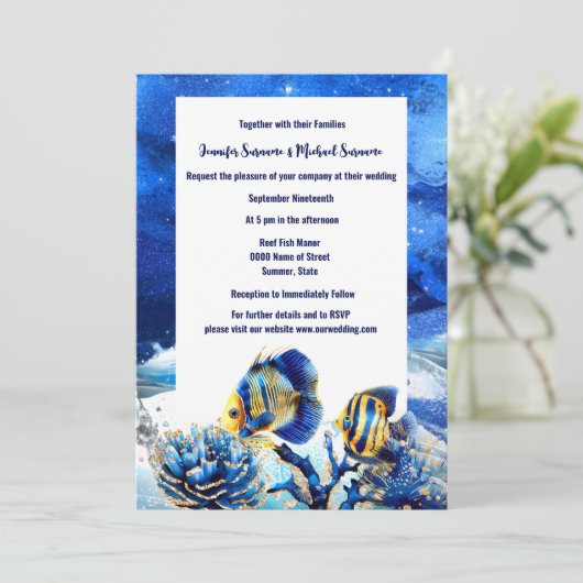 Coral reef chic blue gold butterfly fish beach einladung (Stehend Vorderseite)