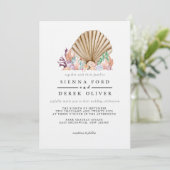 Coral & Seashell Beach Wedding Einladung (Stehend Vorderseite)