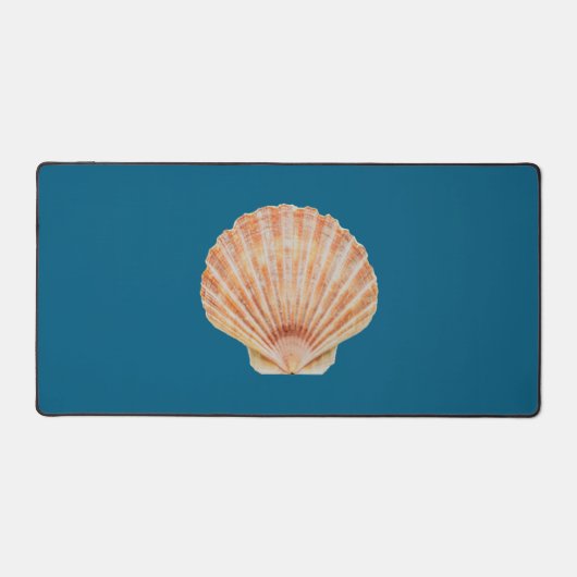 Coral Toned Scallop Shell Ocean Blue Deck Mat Schreibtischunterlage (Vorderseite)