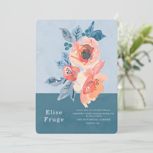 Coral und Dusty Blue Floral Boho Brautparty Einladung (Stehend Vorderseite)