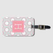 Coral und Pink Hexagon Muster Mit Monogramm Gepäckanhänger (Vorderseite (Horizontal))