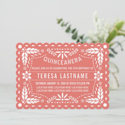 Coral und Weiß Papel Picado Quinceañera Einladung (Stehend Vorderseite)