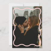 Coral Wavy Retro Foto Hochzeit Einladung (Rückseite)