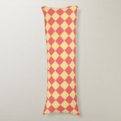 Coral Yellow Schachbrett Diamond Pattern Seitenschläferkissen (Vorderseite Vertikal)