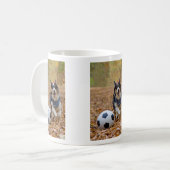 Corgi, der Fußball spielt Kaffeetasse (Vorderseite Links)