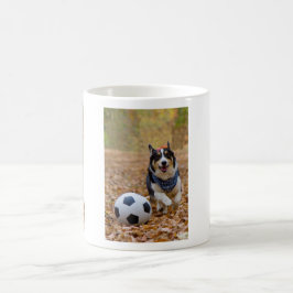 Corgi, der Fußball spielt Kaffeetasse