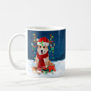 Corgi Hund in Schnee mit Weihnachtsgeschenken Kaffeetasse