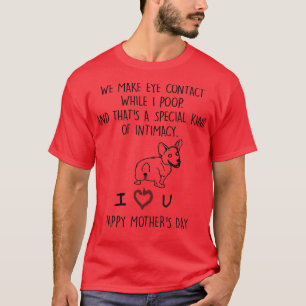 Corgi Hund wir machen Augenkontakt, während ich T T-Shirt