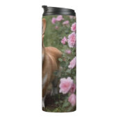 Corgi in den rosa Rosen, Thermosbecher (Nach rechts gedreht)
