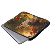 Corgi in den Rosen I Laptopschutzhülle (Vorne Knopf)