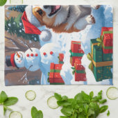 Corgi läuft im Schnee mit Weihnachtshut Geschirrtuch (Gefaltet)