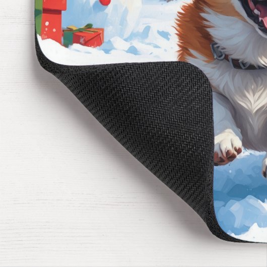 Corgi läuft im Schnee mit Weihnachtshut Mousepad (Ecke)