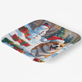 Corgi läuft im Schnee mit Weihnachtshut Pappteller (Gewinkelt)