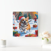 Corgi läuft im Schnee mit Weihnachtshut Quadratische Wanduhr (Zuhause)