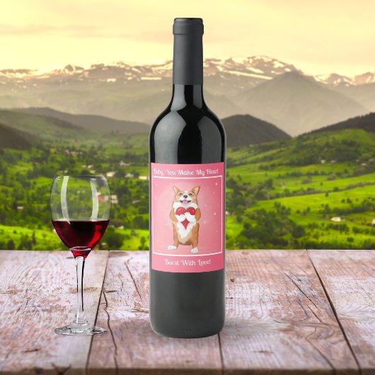 Corgi mit einem Herzetikett Weinetikett