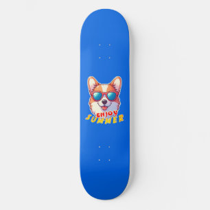 Corgi trägt eine Sonnenbrille Genießen Sie den Som Skateboard