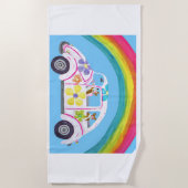 Corgis in Hippie-Auto am Strand mit Regenbogen Strandtuch (Vorderseite)