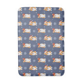 Corgis in Weihnachtsmannmützen und Schneeflocken-M Badematte (Vorderseite Vertikal)