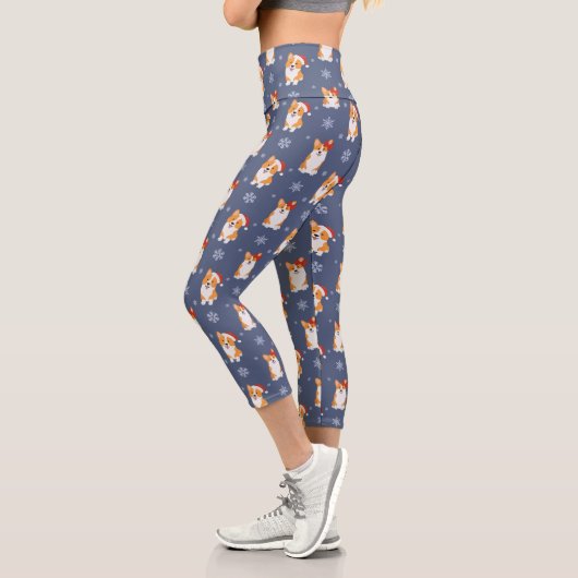 Corgis in Weihnachtsmannmützen und Schneeflocken-M Capri Leggings (Links)